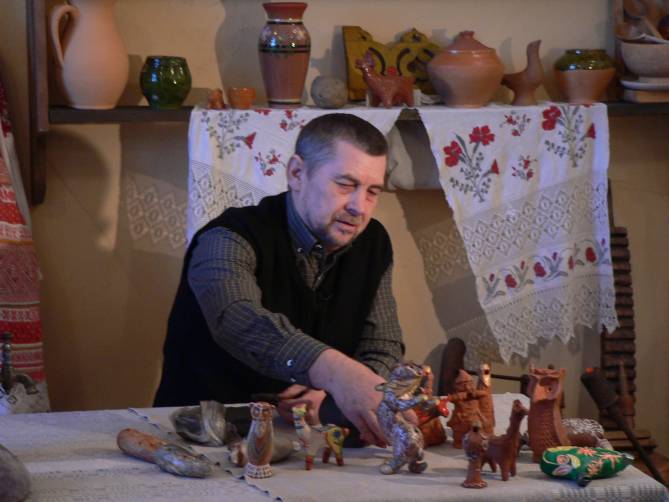 В Брянске открылась выставка «Родные мотивы» народного мастера Николая Яшутина
