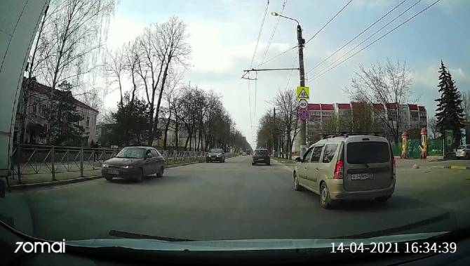 В Брянске водитель «Ларгуса» проехал перекресток на красный