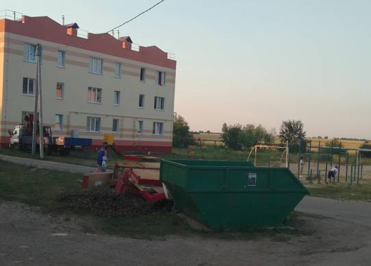 Жителей Новозыбкова возмутил мусорный бункер у детской площадки