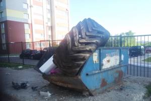 В Брянске в мусорный контейнер по Спартаковской выбросили огромную шину от «БелаАза»