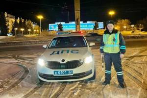 Брянские полицейские помогли водителю из Омска починить поломанную машину
