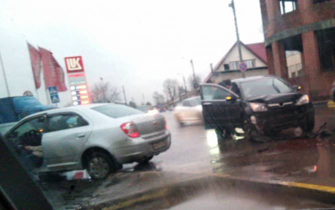 Возле ж/д вокзала Брянск-I в аварию попали две легковушки