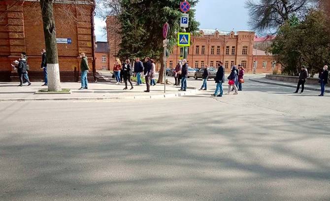 В центре Брянска выстроилась очередь за пропусками для сотрудников