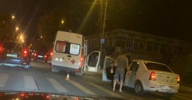 В Брянске водитель Renault сбил мужчину на пешеходном переходе