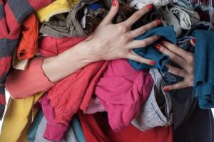 В Брянске для «девушек из сёл» начали собирать юбки, лифчики и стринги