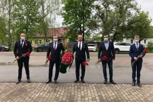 Брянские депутаты от ЛДПР в День Победы возложили цветы к памятному мемориалу