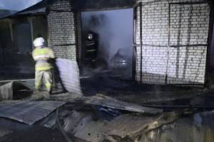 В Жуковском районе горящий гараж с легковушкой тушили два часа