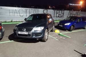 В Брянске на улице Комарова сняли на фото автохама на парковке