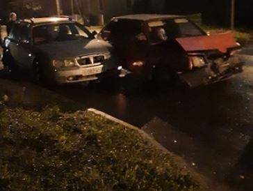В Брянске на пешеходном переходе столкнулись три автомобиля