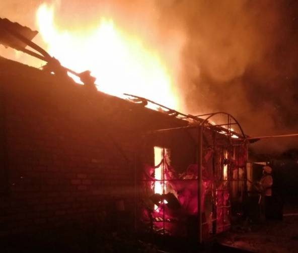 Ночью в брянском селе сгорел жилой дом: есть пострадавший