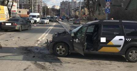 В Брянске по вине таксистки пострадали две девушки