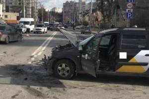 В Брянске по вине таксистки пострадали две девушки