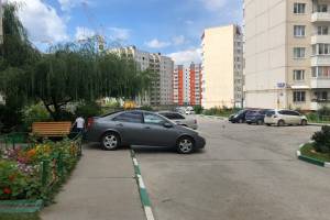 В Брянске мастер парковки удивил жильцов многоэтажки