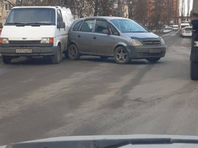 В Брянске не разъехались две машины на улице Транспортной