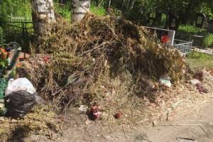 Клинцовских чиновников обязали поставить на кладбищах мусорные контейнеры и урны