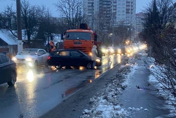 В Брянске на улице Фокина столкнулись легковушка и грузовик