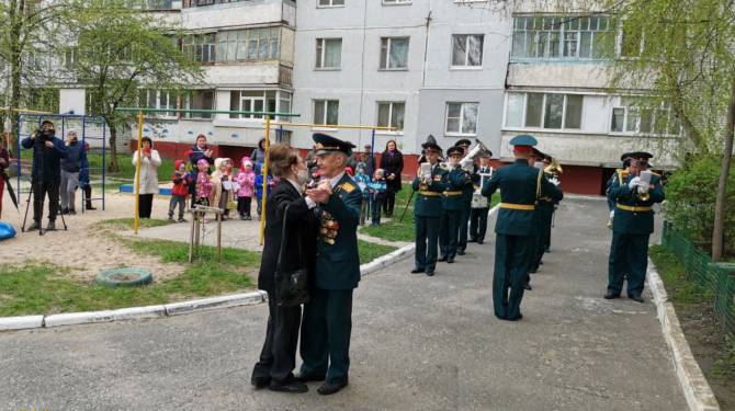 В Брянске устроили мини-парад во дворе дома ветерана