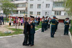 В Брянске устроили мини-парад во дворе дома ветерана