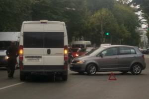 В Брянске столкнулись маршрутка №18 и легковой автомобиль