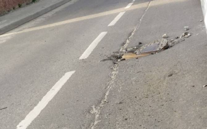 На дороге по улице Калинина в Брянске разрушилась крышка люка