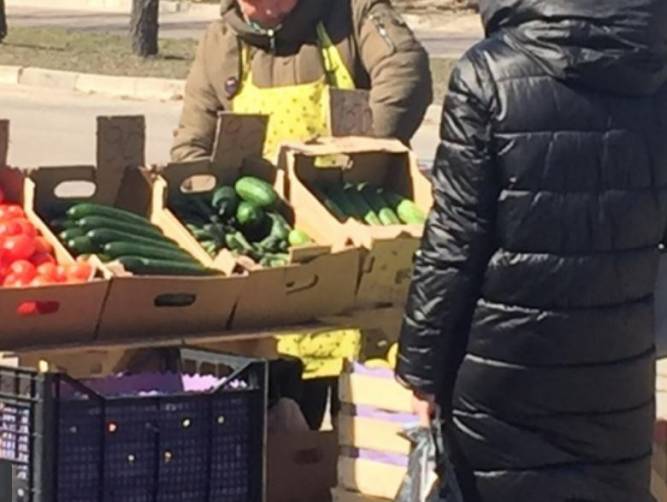 Брянцы пожаловались на уличную торговлю у оживленной дороги