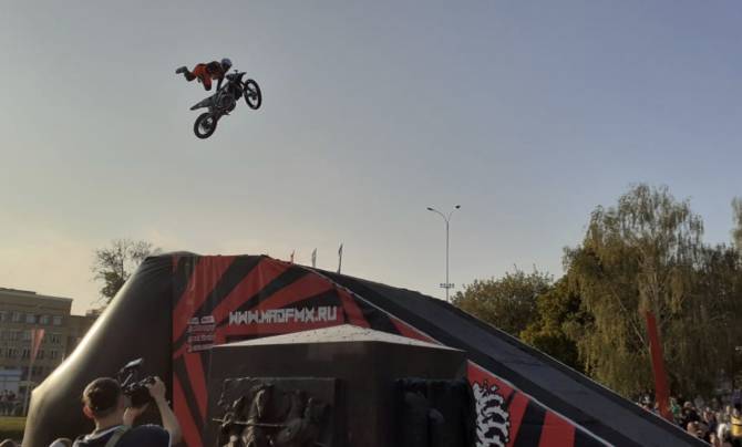 В Брянске на Кургане Бессмертия устроили прыжки на мотоциклах