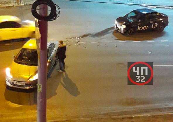 В Брянске на проспекте Ленина такси «Uber» попало в ДТП