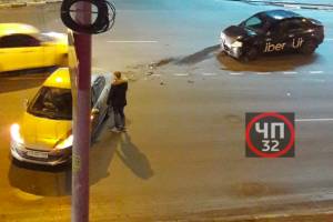 В Брянске на проспекте Ленина такси «Uber» попало в ДТП