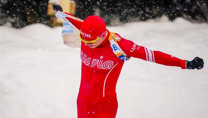 Брянский чемпион Большунов в ярости кинул лыжи в рекламный щит