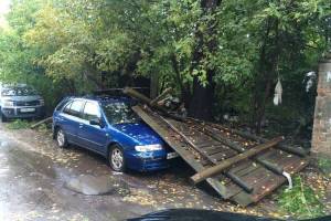 В Клинцах забор рухнул на припаркованную легковушку