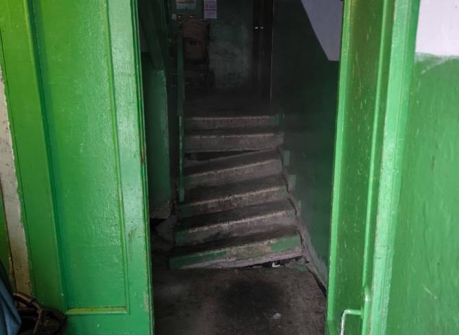 В Брянске в подъезде пятиэтажки провалились пол и лестница из-за прорыва трубы