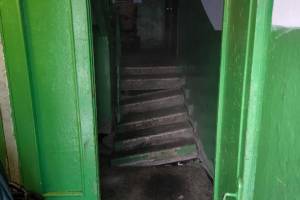В Брянске в подъезде пятиэтажки провалились пол и лестница из-за прорыва трубы