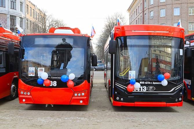 В Брянск доставлен 29-й красный троллейбус 