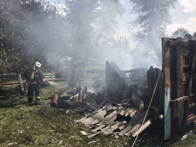 В брянском селе дотла сгорел гараж