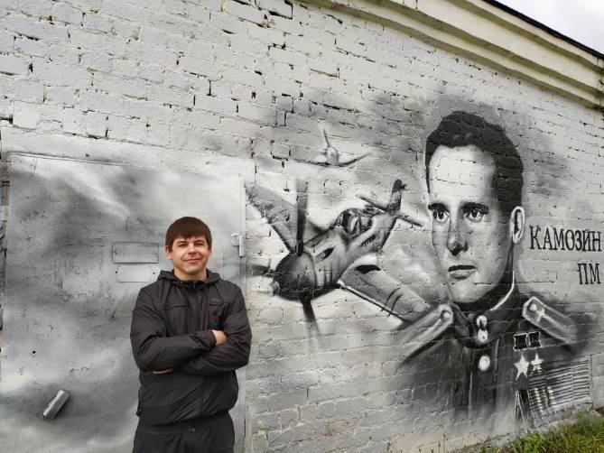 Брянский художник рассказал о создании граффити с Камозиным