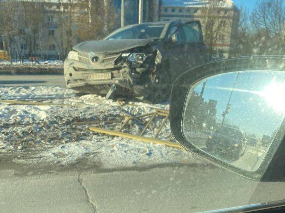В Брянске на Станке Димитрова автомобиль снес дорожное ограждение
