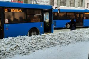 В Брянске пассажиров автобусов вынудили прыгать через большие сугробы