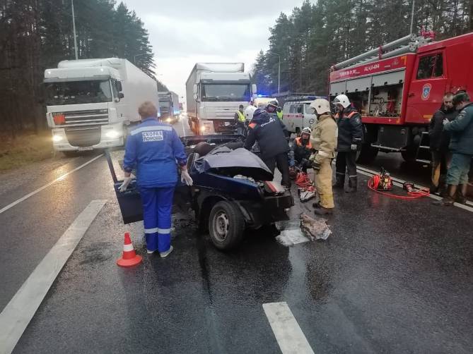 В жутком ДТП на брянской трассе смяло легковушку: есть погибший 