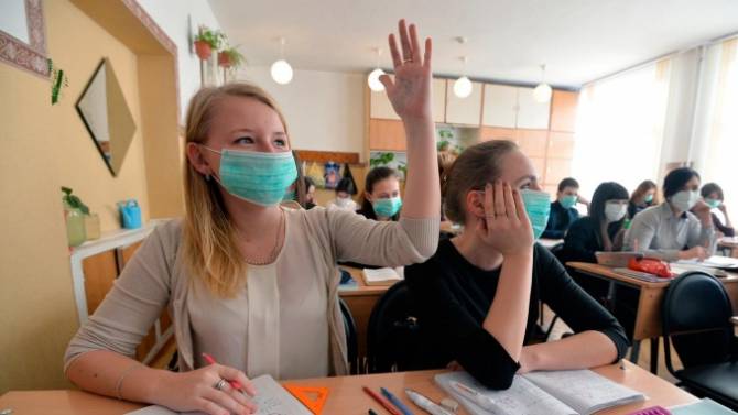 Брянским школьникам разрешили носить маски по желанию