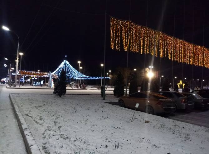 В Брянске засияла новогодней иллюминацией площадь перед Курганом