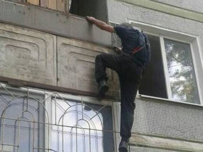 В Брянске парень залез через балкон к бывшей жене и устроил погром