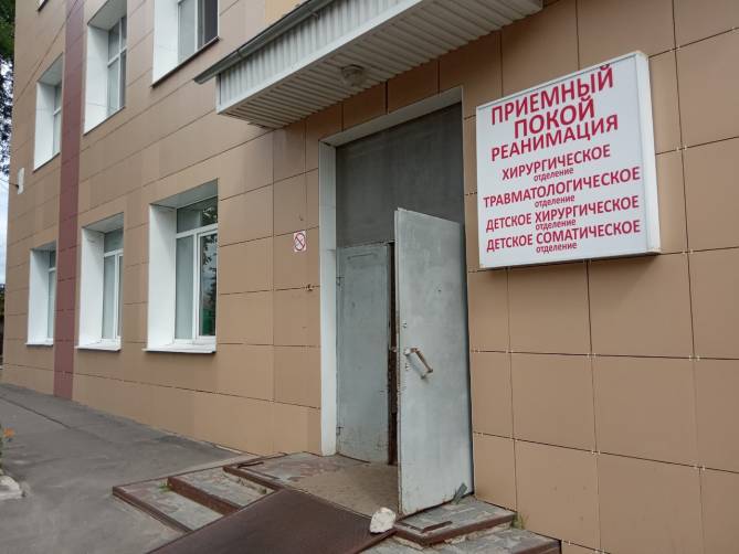 В Злынковском районе подросток выпал из окна заброшенного дома