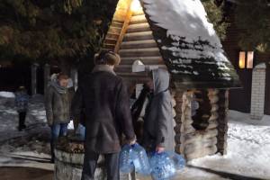 На роднике в Чайковичах собралась очередь из оставшихся без воды жителей Бежицы