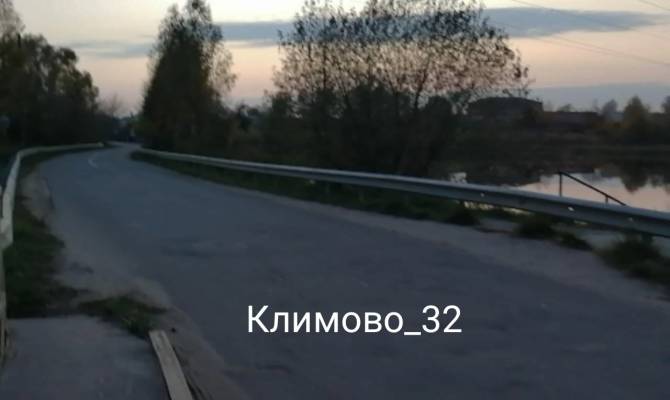 Жители поселка Климово рискуют жизнью на новой дороге