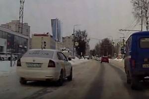 В Брянске сняли на видео лихача на такси