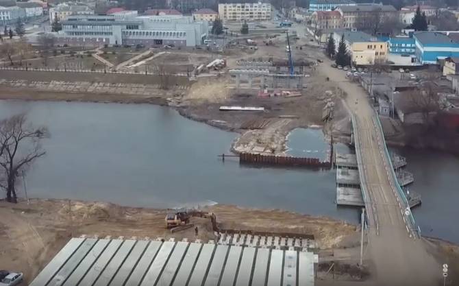 В Брянске начали укладывать пролётные балки моста на набережной