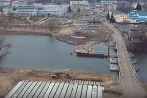 В Брянске начали укладывать пролётные балки моста на набережной