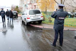 В Брянске полицейские наткнулись на припаркованный на тротуаре Subaru