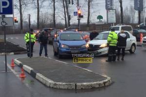 В Брянске у «Аэропарка» столкнулись две легковушки