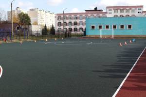 В Брянске у гимназии №1 открыли новую многофункциональную спортплощадку